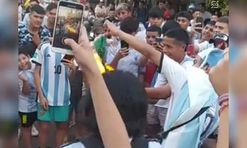 Argentinos queimam bandeira do Brasil e vídeo repercute; veja