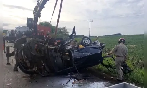 Três pessoas morrem em grave acidente envolvendo três carros na PR-483