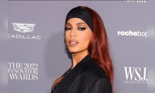 Anitta é mordida por cachorros ao tentar separar briga; veja imagens