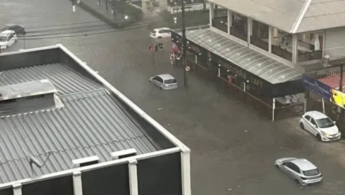 A chuva forte com descargas elétricas e ventos que atingiu o Litoral do Paraná nesta terça-feira (3)