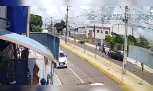 Câmera flagra acidente em avenida de Apucarana; assista