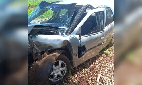 Carro com placas de Apucarana bate contra árvore na Rodovia do Milho