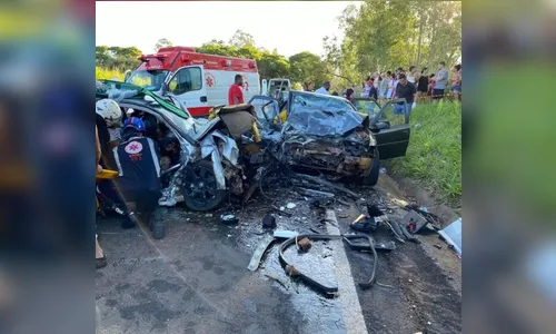 Colisão entre carros deixa dois mortos e nove feridos no Paraná
