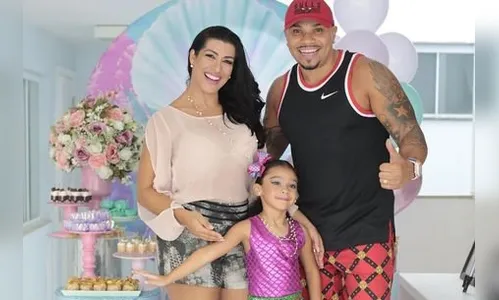 A filha caçula de Naldo Benny e de Ellen Cardoso, Vitória, de apenas 7 anos, causou nas redes sociais nesta quinta-feira (8/12)
