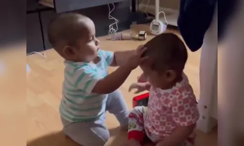 Vídeo: Mãe raspa o cabelo de gêmeas após as filhas brigarem e viraliza