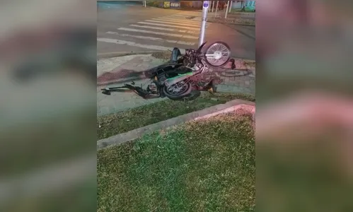 Entregador morre ao bater moto em caminhão e ser jogado contra poste