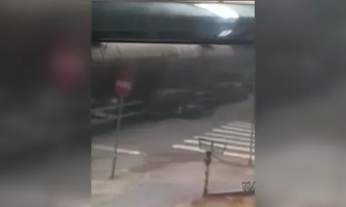 Jovem escapa da morte em acidente impressionante; assista