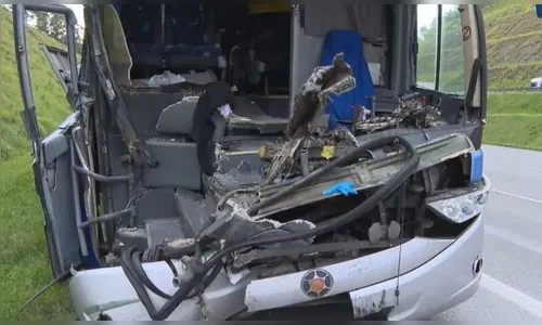 Acidente entre ônibus e caminhão deixa 24 feridos em rodovia de SP