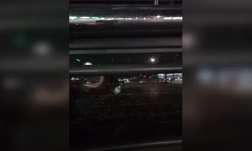 Caminhonete é alvejada a tiros ao passar por avenida, em Apucarana