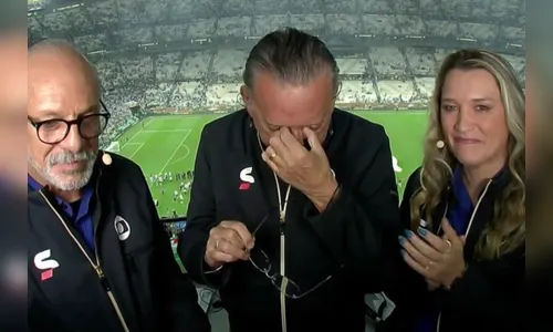 Galvão Bueno chora ao receber homenagem durante despedida; veja