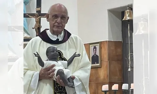 Padre Lancellotti é criticado por foto com menino Jesus negro