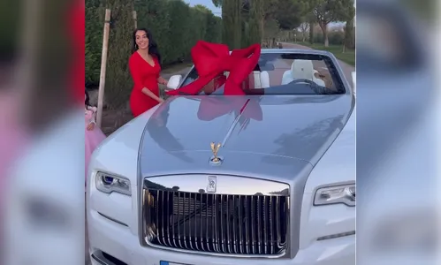 Cristiano Ronaldo ganha luxuoso presente de Natal da esposa; veja
