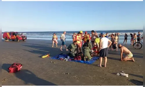 Banhistas ajudam a socorrer homem que se afogou em Matinhos