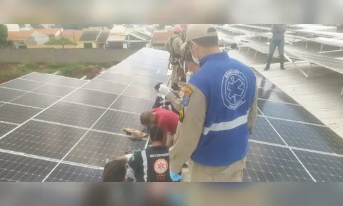 Jovem morre eletrocutado ao instalar placa solar, em Maringá