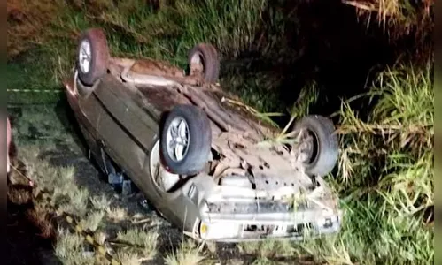 Motorista de carro morre em capotamento na Rodovia PR-180