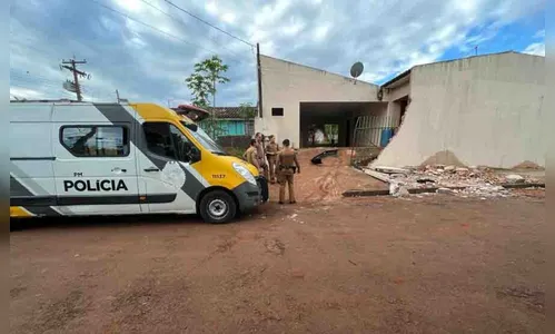 Carro bate em muro e escombros ferem criança na calçada
