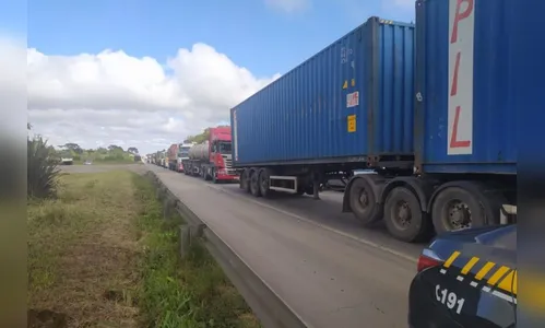 Fila para o litoral do Paraná chega a 14 km na região do deslizamento