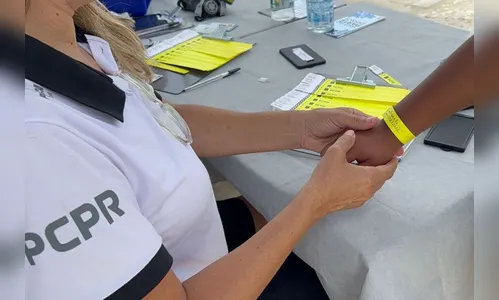 Polícia distribui pulseiras de identificação de crianças em Guaratuba