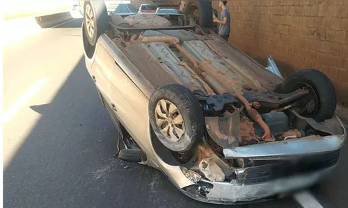 Motorista capota carro ao desviar de animal na PR-445