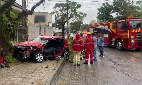 Motorista fica preso nas ferragens após bater em ônibus lotado no PR