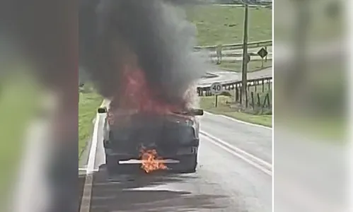 Carro fica destruído após pegar fogo em Apucarana; veja