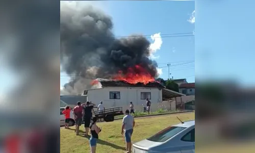 Casa de madeira é destruída por fogo em Ivaiporã; veja