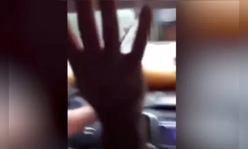 VÍDEO: família se desespera dentro de carro coberto por água