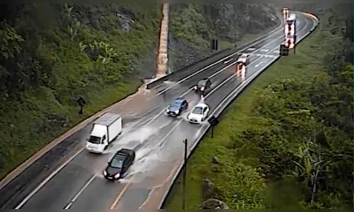 Vídeo mostra 'cachoeira d'água' inundando BR-101; assista