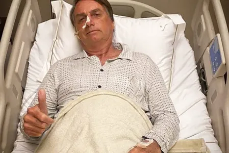 Bolsonaro sofre com problemas intestinais desde que foi esfaqueado por Adélio Bispo de Oliveira, em 2018