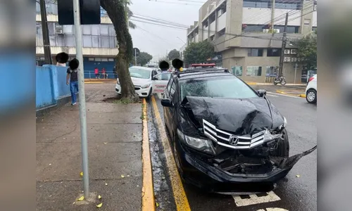 Carro da Prefeitura de Apucarana se envolve em acidente