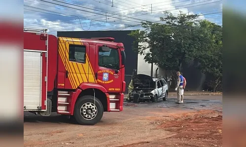 Carro fica destruído após pegar fogo em rua de Apucarana; veja