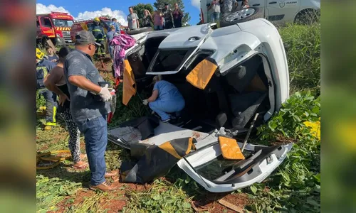 Carro capota após bater em ônibus entre Bom Sucesso e Jandaia do Sul