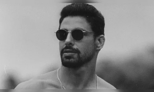 Cauã Reymond posa sem camisa e eleva a temperatura na web