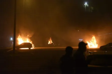 Cenas de violência se multiplicaram na noite desta segunda-feira (12) em Brasília, realizadas por grupos contrários ao resultado das eleições presidenciais