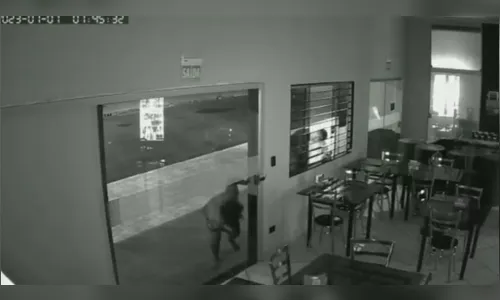 Comerciante vê tentativa de arrombamento e aciona PM; assista