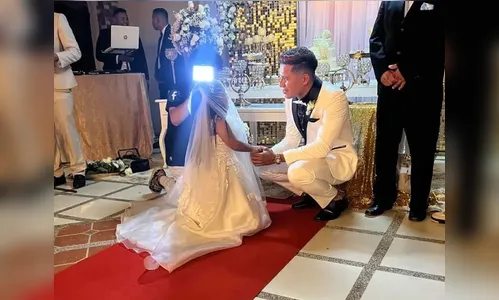 Convidado dá beijão em noivo durante casamento e vídeo viraliza