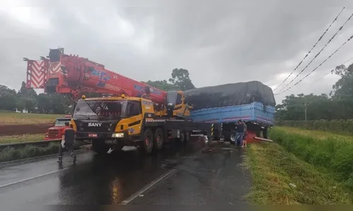 Batida entre caminhões bloqueia BR-376 por cerca de sete horas