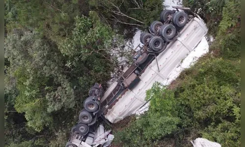 Duas pessoas morrem em acidente entre caminhão e colheitadeira no PR