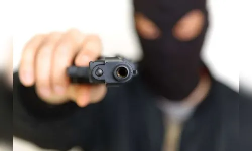 Moradora é surpreendida por bandidos ao chegar em casa, em Apucarana