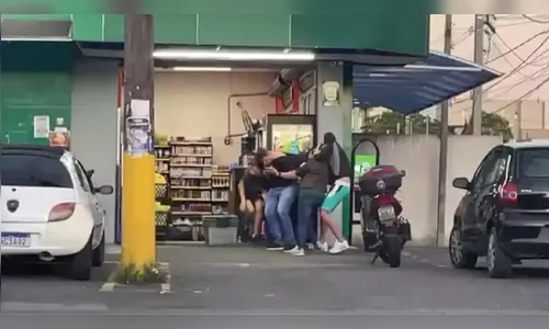 Vídeo: Assaltantes fazem reféns de escudo humano em confronto no PR