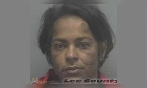 Babá brasileira é presa após ser flagrada ao espancar bebê nos EUA