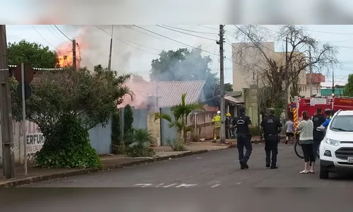 Incêndio mobiliza equipes do Corpo de Bombeiros em Arapongas