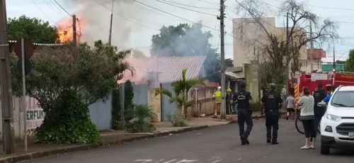 Fogo atingiu totalmente casa de madeira