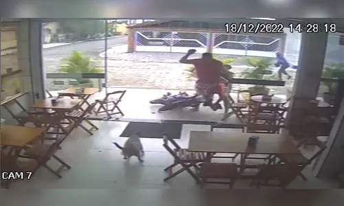 Funcionário de sorveteria dá voadora em ladrão para defender gestante