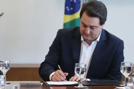 Governador Carlos Massa Ratinho Júnior, assina decreto que concede benefícios fiscais. Foto: José Fernando Ogura/ANPr - 06/05/2019