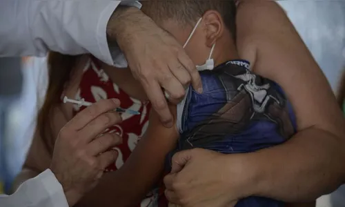 Hesitação de pais em vacinar filhos contra covid-19 cresce no Brasil