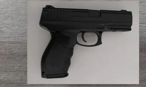 Dupla é flagrada com simulacro de arma de fogo, em Arapongas