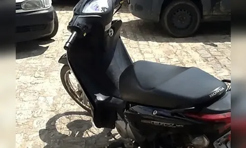 Ladrões furtam motocicleta e a carregam em uma van, em Arapongas