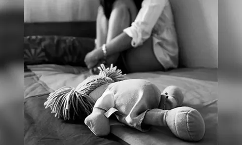 Pai abusa da filha de 10 anos e ainda grava imagens em celular