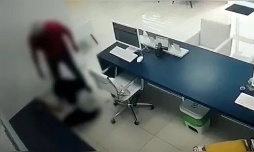 Vídeo: Homem agride ex-companheira na frente de criança no Paraná